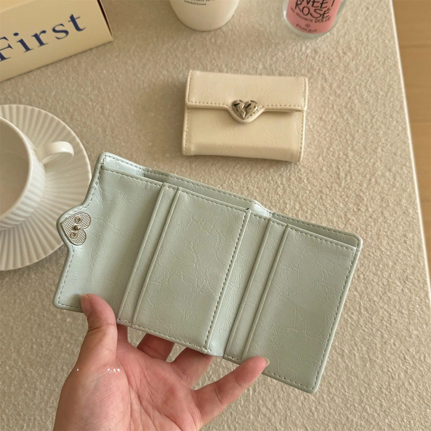 ハートデザインの金属ボタンショート財布：コンパクトで個性的な女性向け財布の実用性と使い方