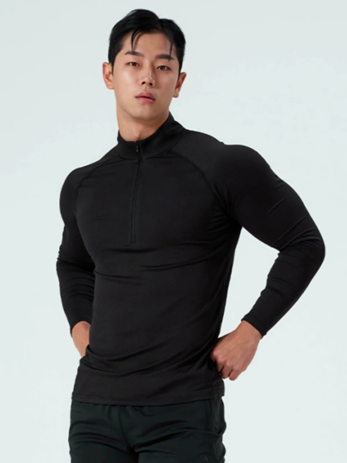 ストリートファッションの本質とは？ハイネックTシャツが支える  スタイルの秘密