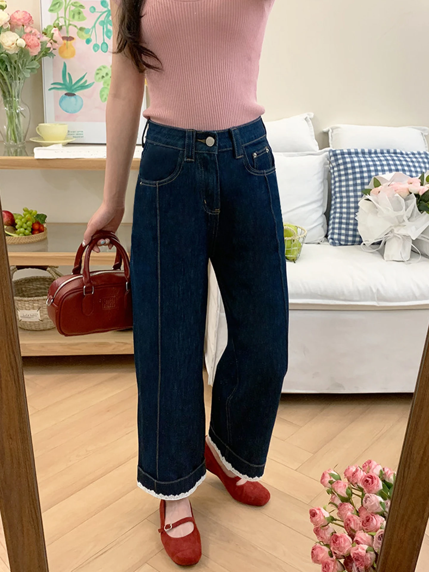 深い青のレースレイヤー付きデニムパンツはハイウエストで通勤シーンに最適なスタイルか？