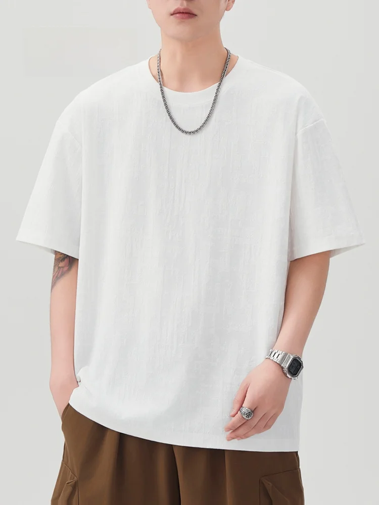 メンズ半袖Tシャツは、どう選ぶべきか？夏の日常に合う「ゆったりで通気性の良い」アイテムの選び方