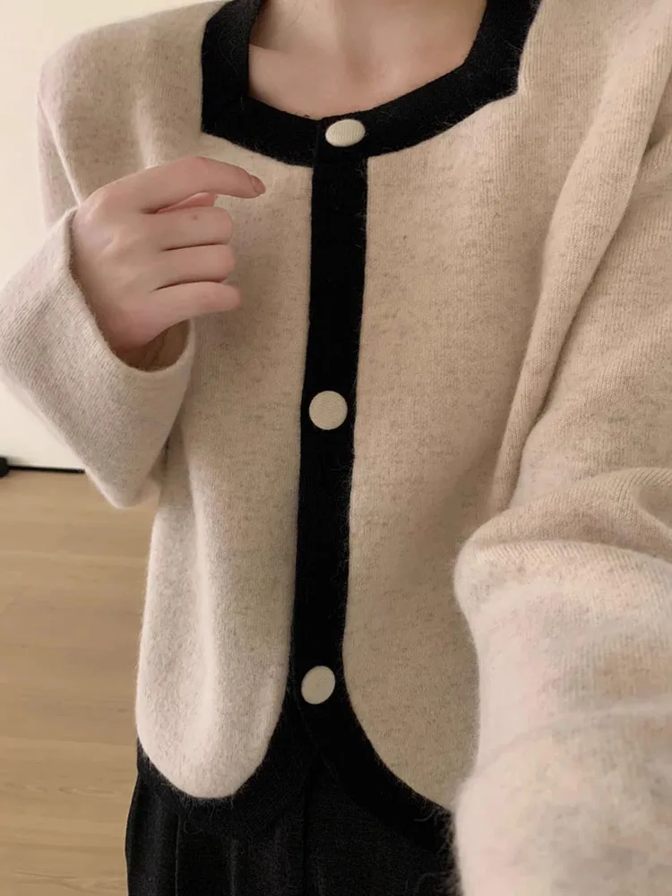 11月上旬に着るべき服は2wayニットか？それともショート丈のカーディガンか？