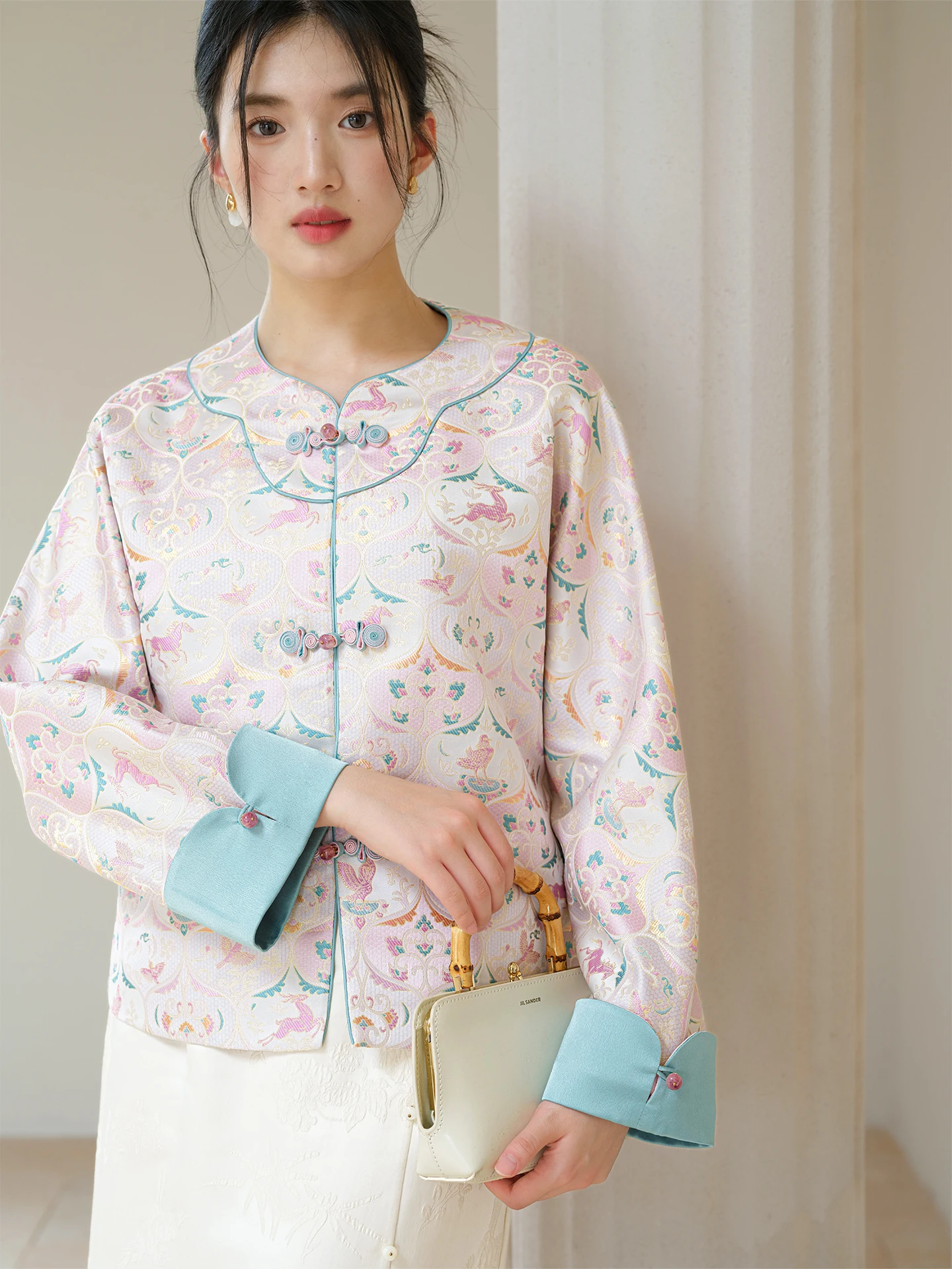 青服を選ぶべきタイミングは？中華風のソングジンが通勤と日常を彩る理由