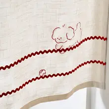 小犬の刺繍入り麻製ドアカーテン【米白色・アートデザイン・穴あけ不要】
