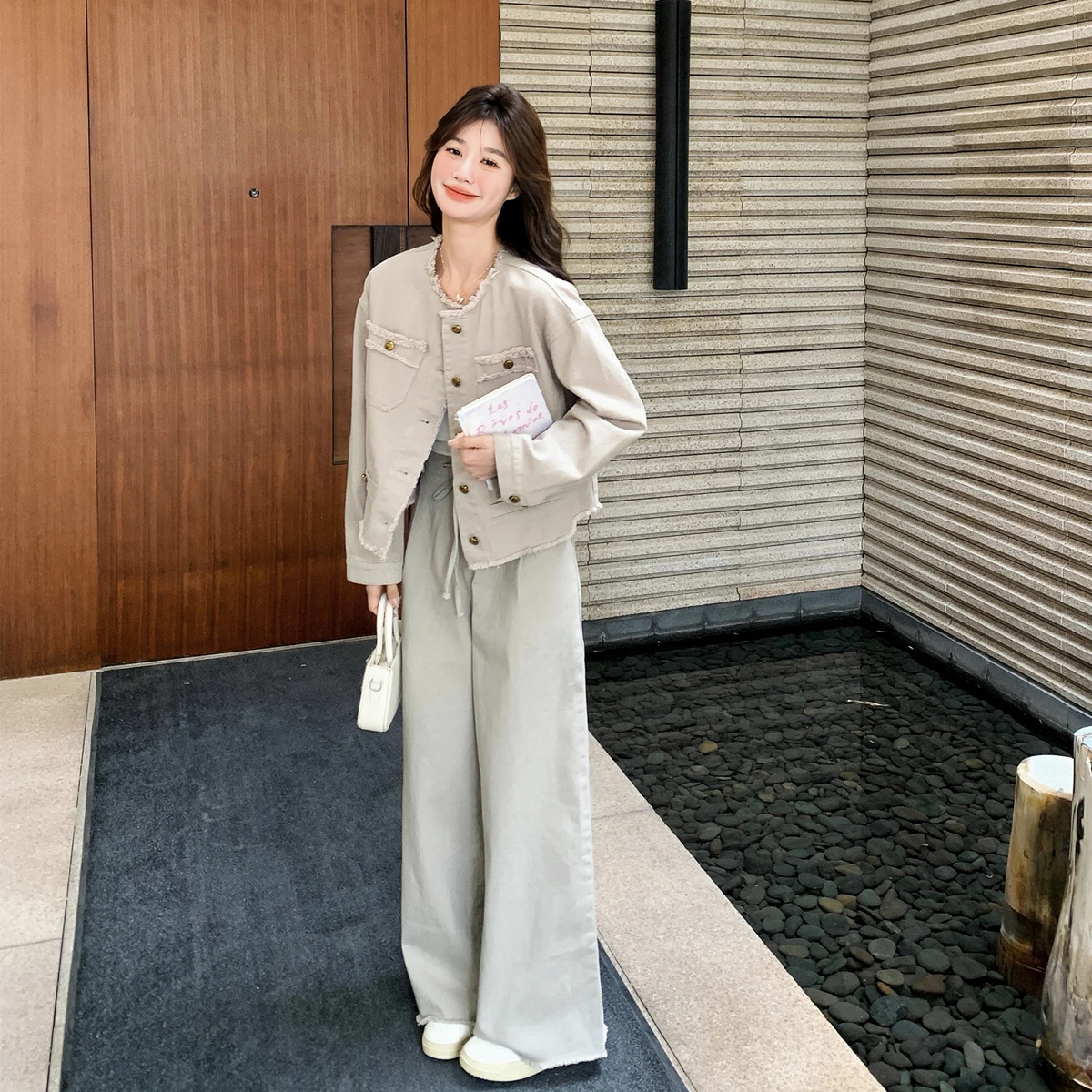 デニムジャケットとカーゴパンツの組み合わせで、春の気分をどう取り戻す？