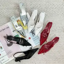 レトロデザインの赤いハイヒール【バタフライリボン・ポインテッドトゥ・バックストラップ・ミニヒール】