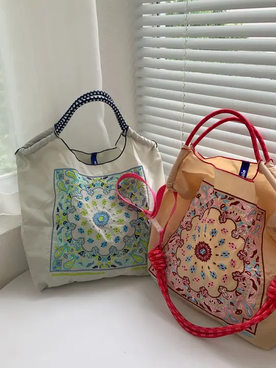 ボールチェーン付きカジュアル花刺繍ナイロンショッピングバッグ【エコ・トートタイプ・手提げ・肩掛け可】