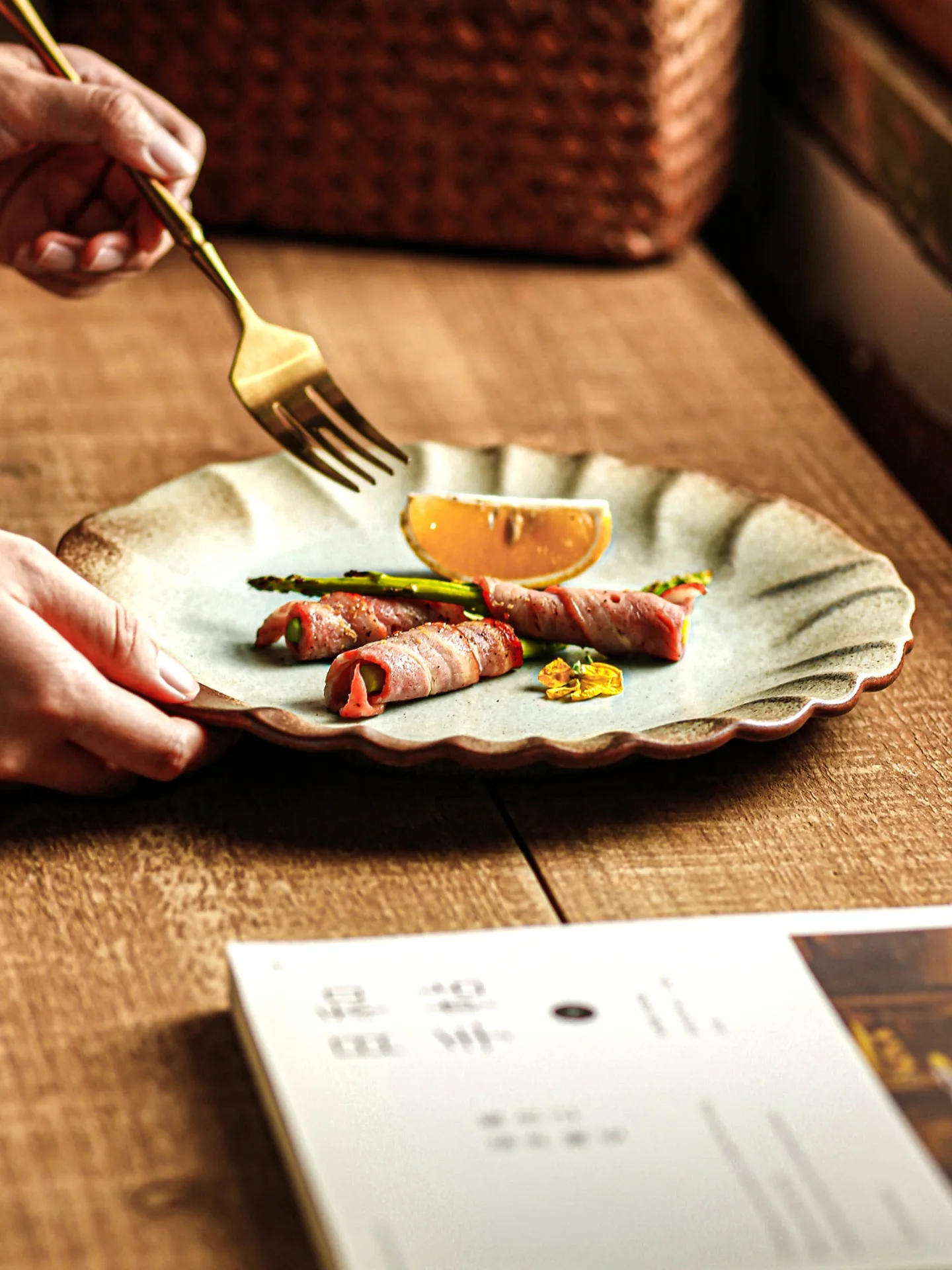 おしゃれなデザインの高級西洋料理用平皿：侘寂風の粗陶製浅皿が日常の食卓を彩る