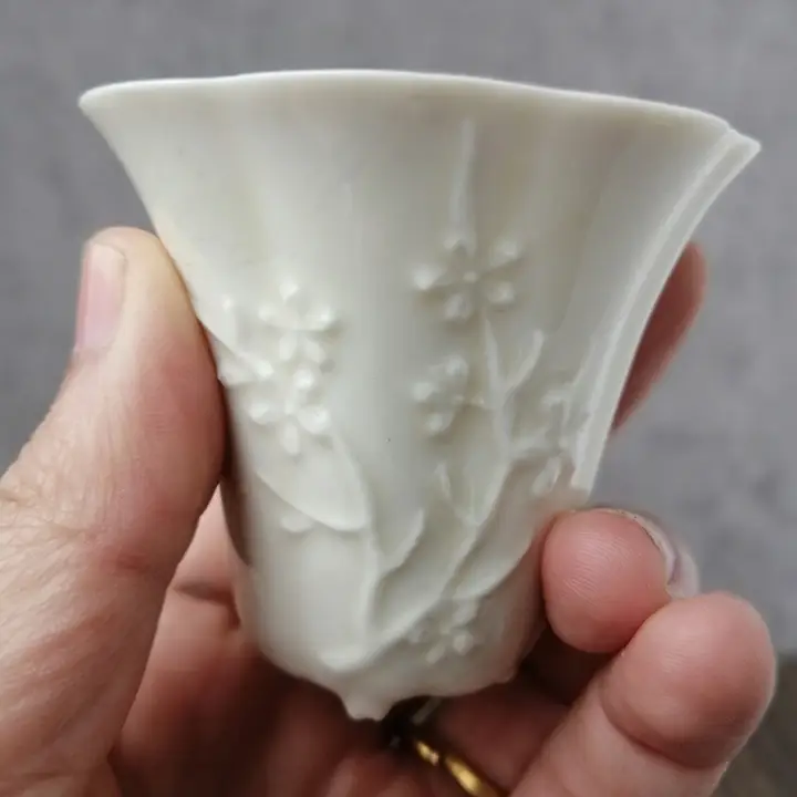 深腹デザインの浮彫梅花型カップ【象牙色・柴焼き・広口・茶器】