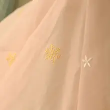 淡い杏色と粉色の雪花模様ポリエステル生地【ドレス用・長袖・ガーゼ風】