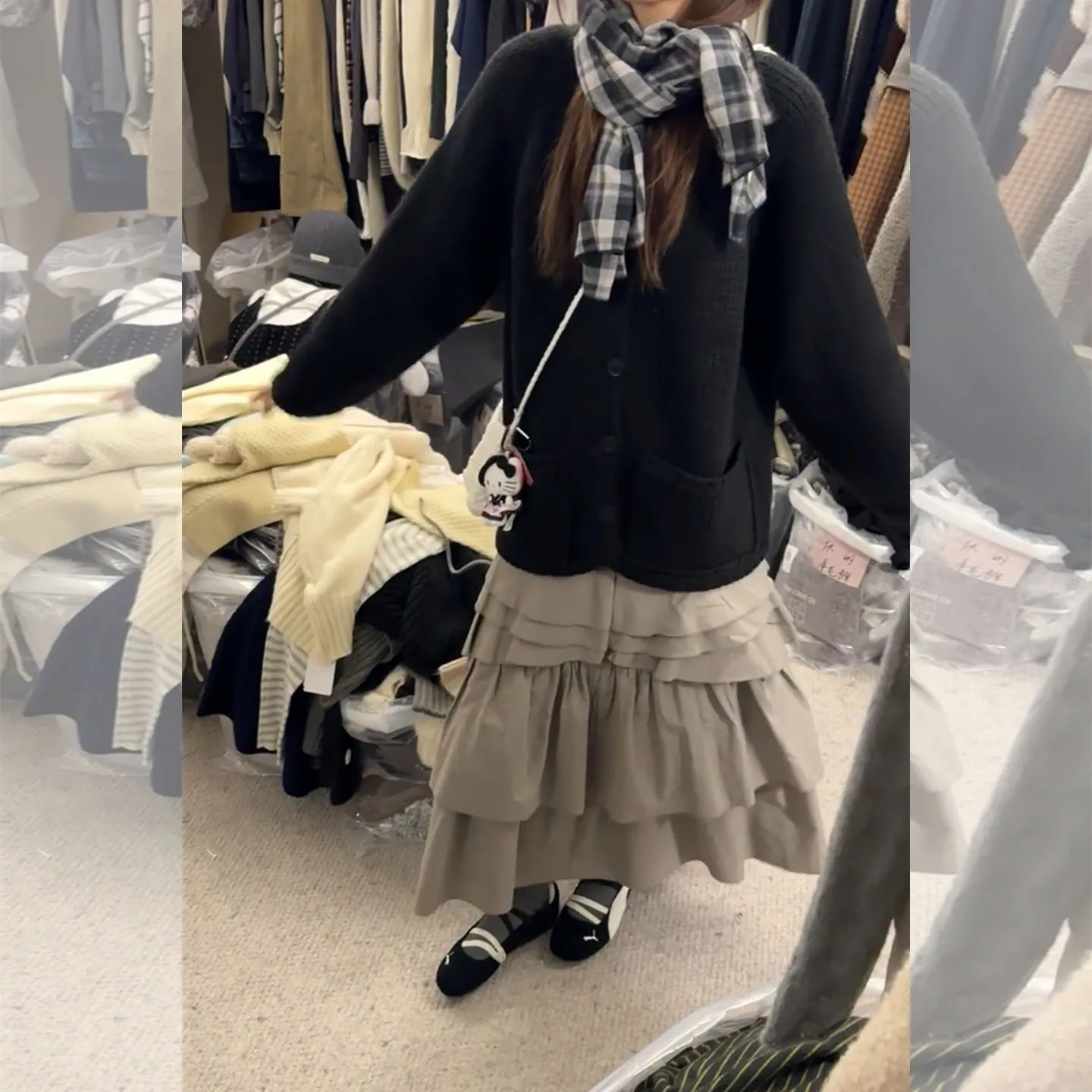 10月中ばに着る服装はどう選ぶ？黒とカーキのバランスが決める秋のスタイル