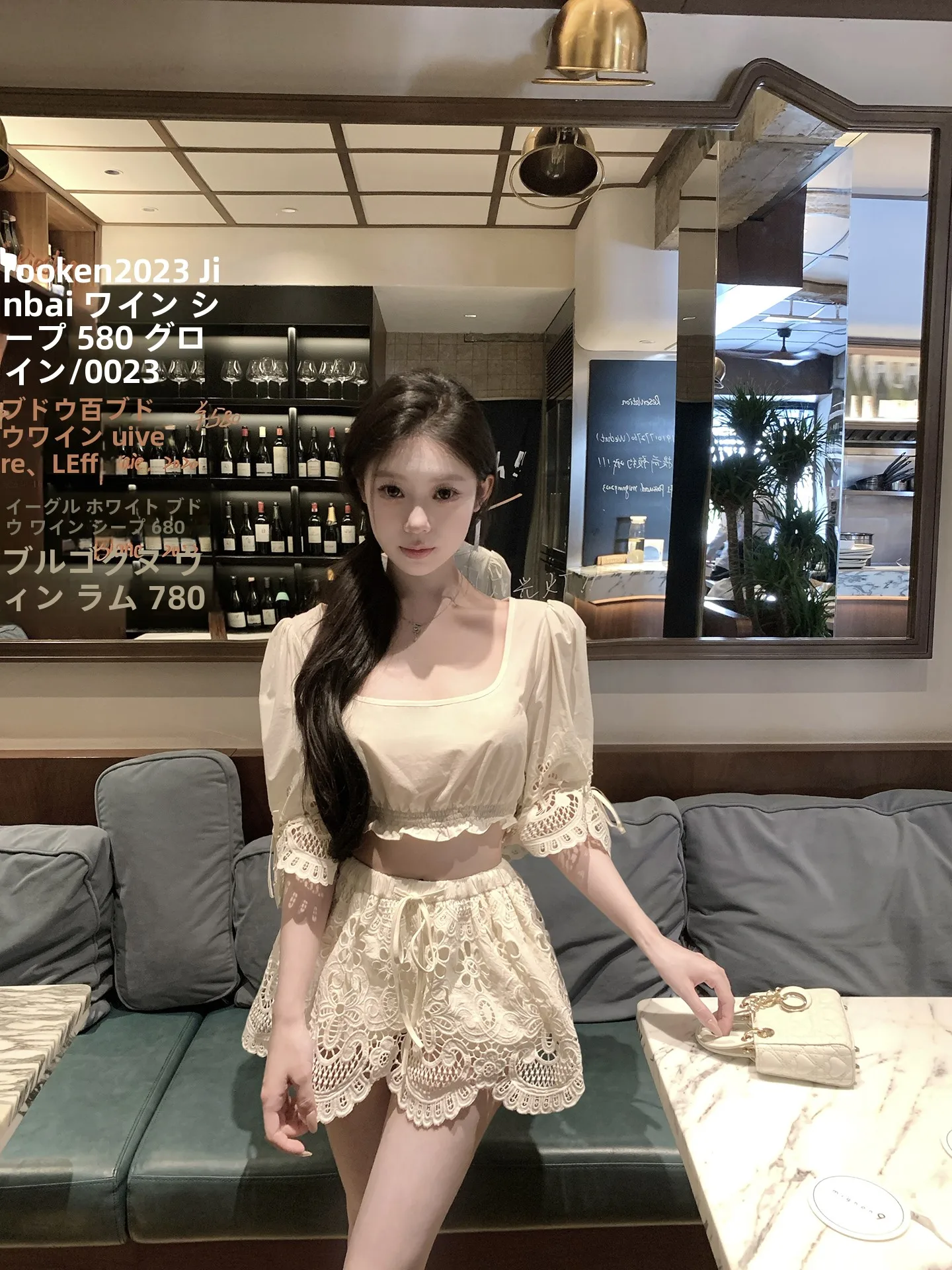 フレンチスタイルのレース刺繍バブルスリーブブラウスとミニスカートセット：20代女子の日常コーデに最適なオフホワイト2wayスタイル