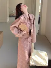ピンクのひし形柄デニムスカートとジャケットのコーディネート【レトロ・  フリルデザイン・秋用】（セットアップ対応）