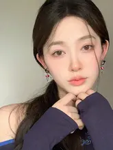 ユニークで可愛いガラス製の小さなキノコピアス【赤色・フックタイプ・個性的】