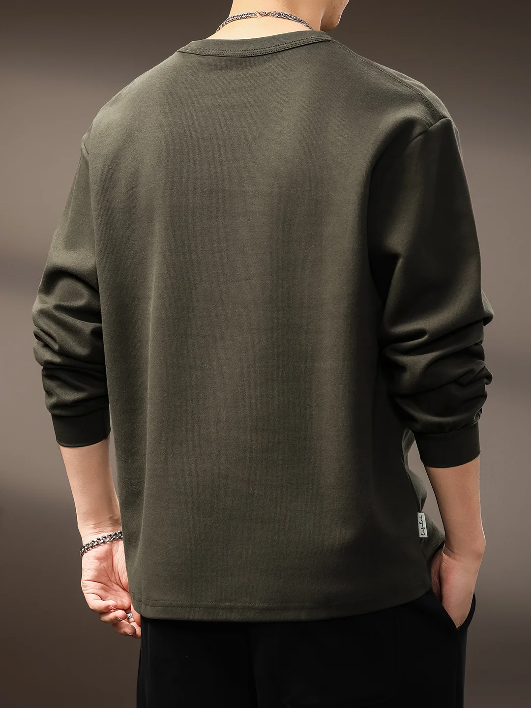 メンズ ロングtシャツ おすすめのデザインと機能性を徹底解説