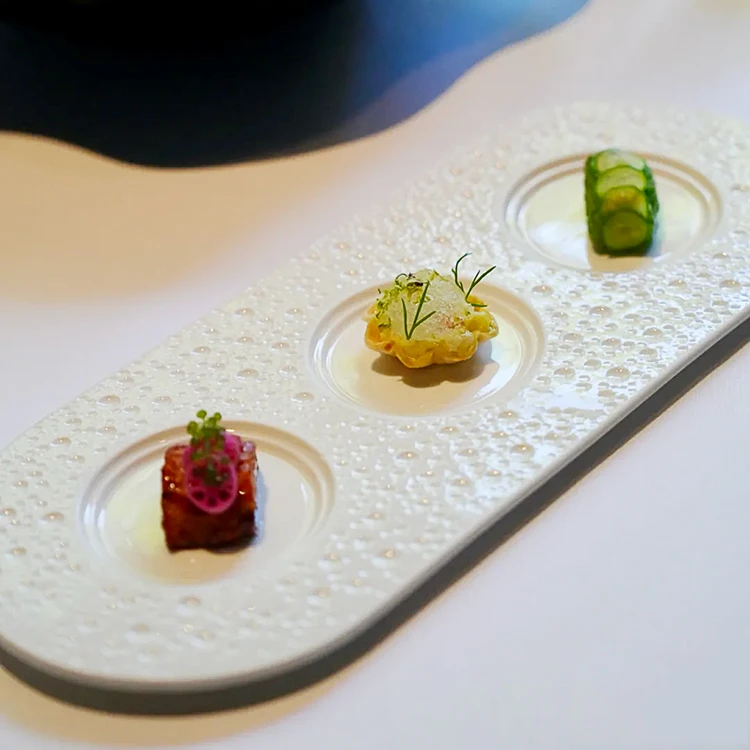 純白のシンプルな陶磁器製三区分プレート【西洋料理・創造的なデザイン】