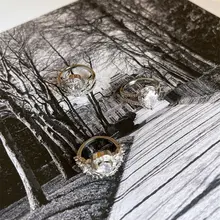 洗練されたデザインの水滴形ホワイトストーンリング【極上の柔らかさ・華やかダイヤモンド風】