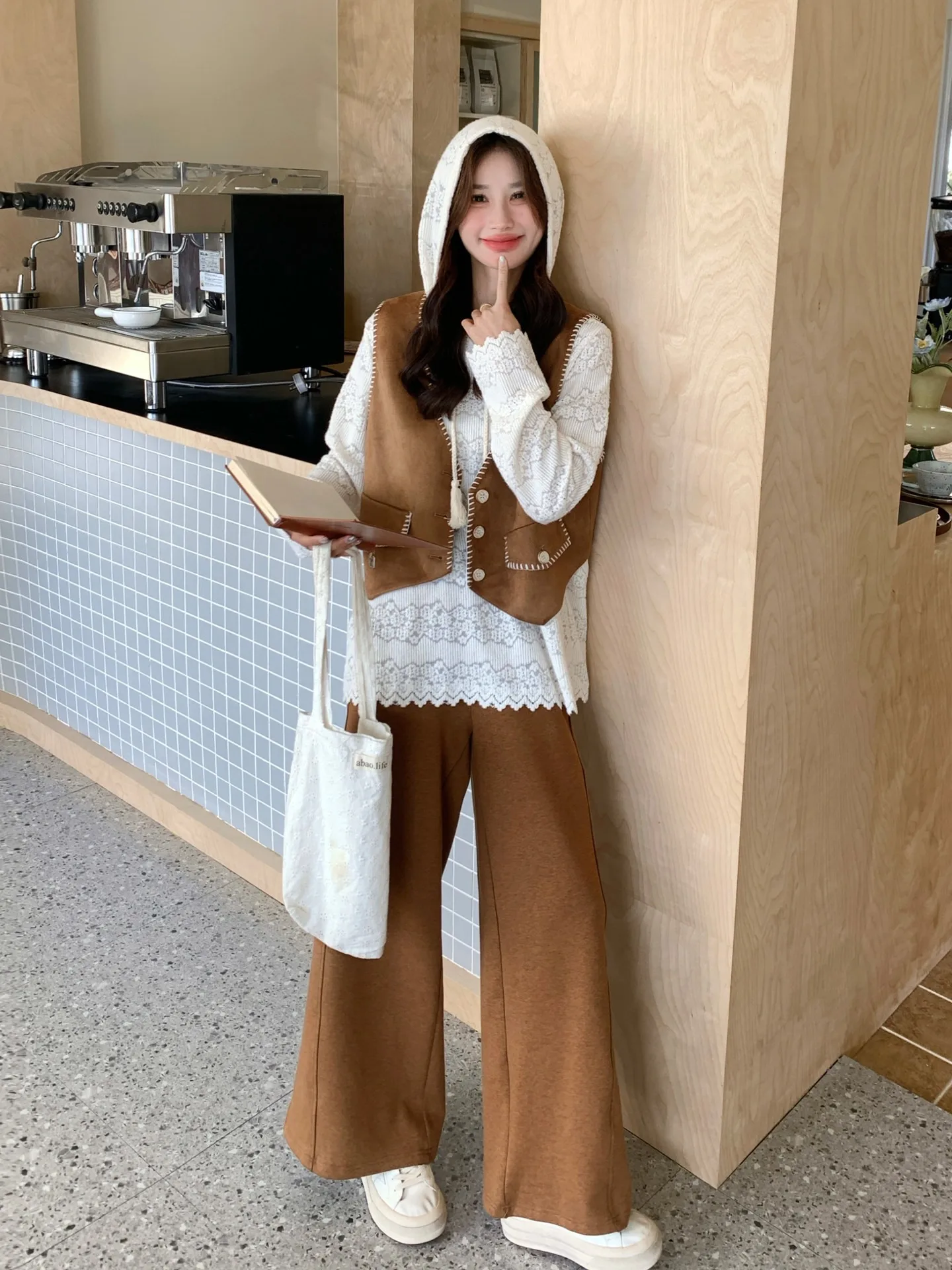 マタニティファッションのニットフーディベストとワイドパンツ三件セット【春用・透かし編み・三点セットアップ対応】