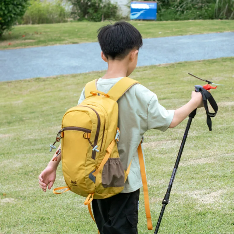 キャンプやハイキングで荷物を運ぶのが苦手？子供用軽量リュックが解決する理由とは？