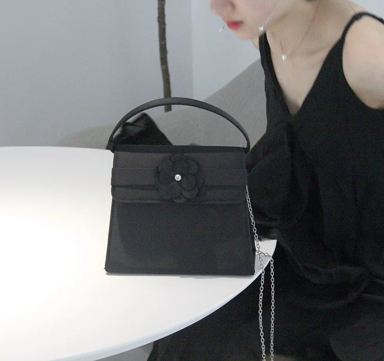 ファスナー付きフラップショルダーバッグはどんな場面で使えるの？黒色のレトロデザインが通勤からデートまで救う