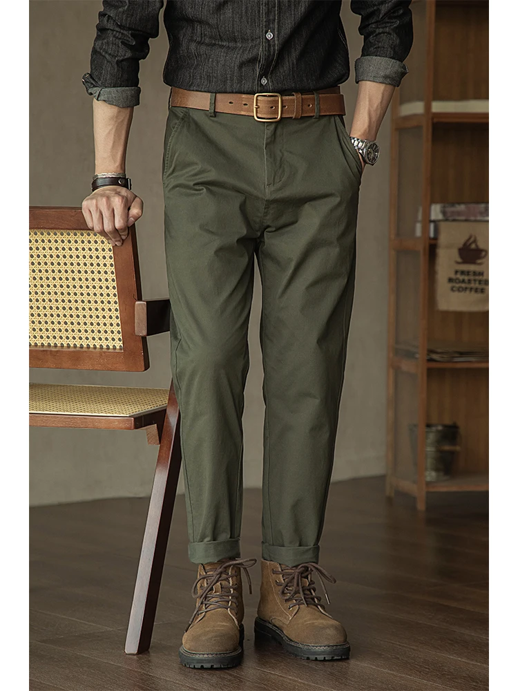 軍緑のワークパンツ：ゆったりシルエットで日常とアウトドアを両立