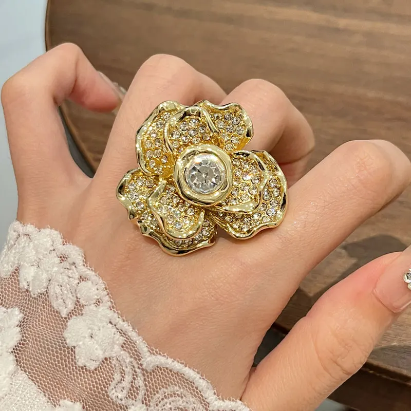 おしゃれな人が選ぶ 結婚指輪は、本当に「花」のデザインがおすすめ？