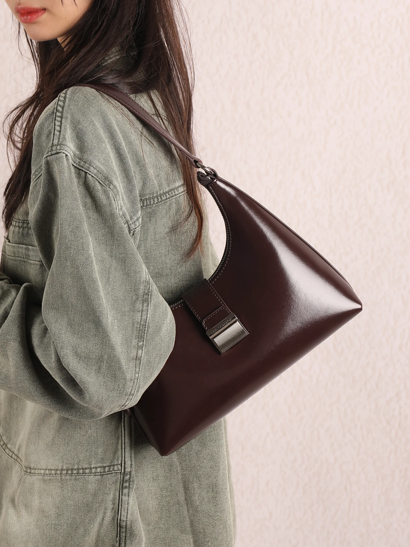 10万円以内の軽いショルダーバッグで失敗しない選び方は？