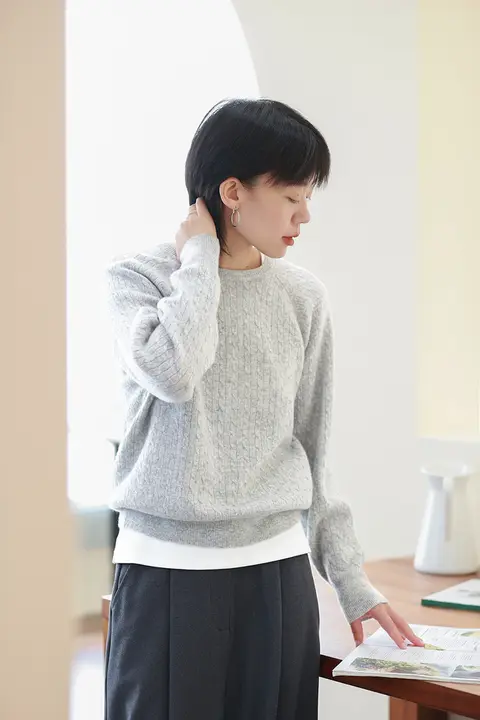 極上の柔らかさの全羊毛ニットセーター【レトロ・ケーブルニット・短丈・ゆったりタイプ】