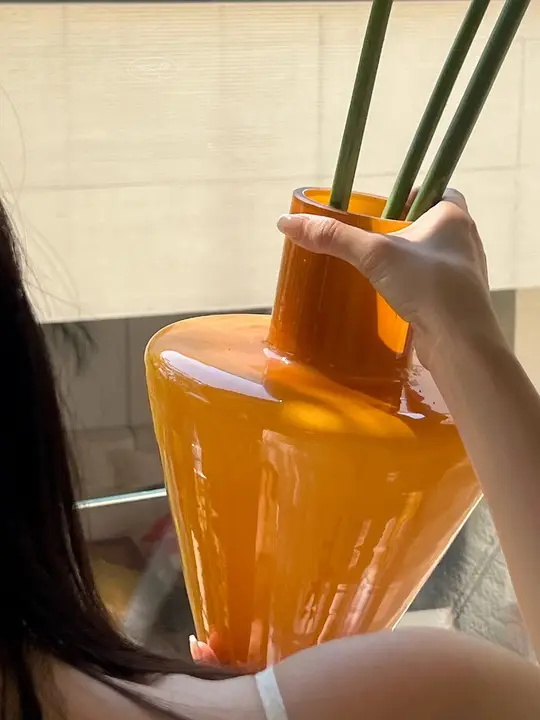 美しい花のデザインのガラス花瓶【フレンチスタイル・玄関装飾用・造花付き】