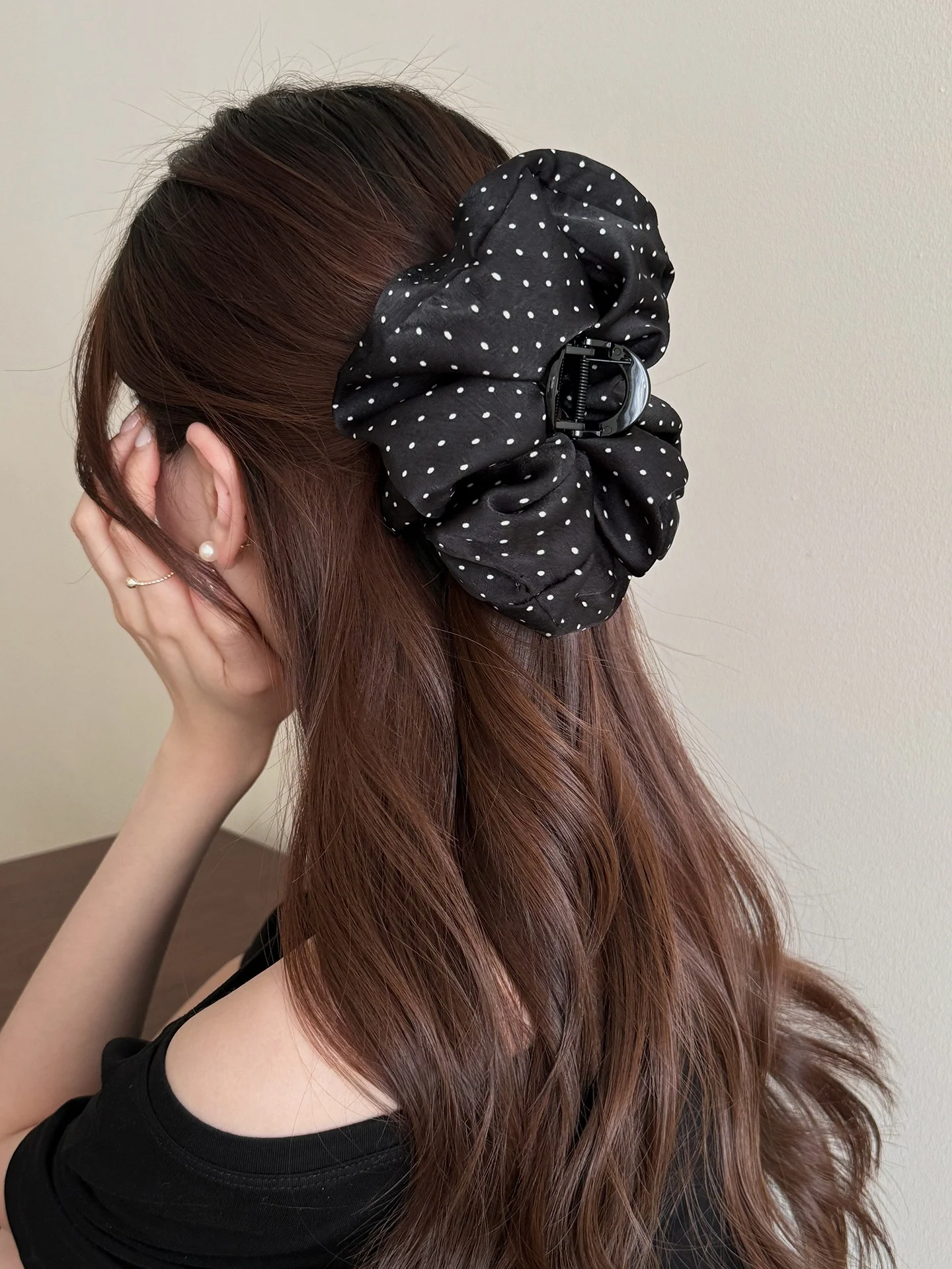 ホワイトドット＆フラワーデザインのヘアクリップ【高級感あるバンスクリップ・後頭部用】