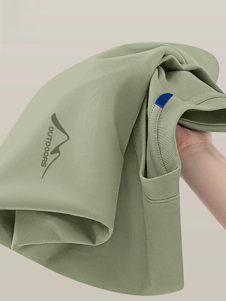 タックインTシャツを選ぶべきタイミングは？メンズのカジュアルスタイルに最適なオリーブグリーンのレトロ風デザインが解き放つ