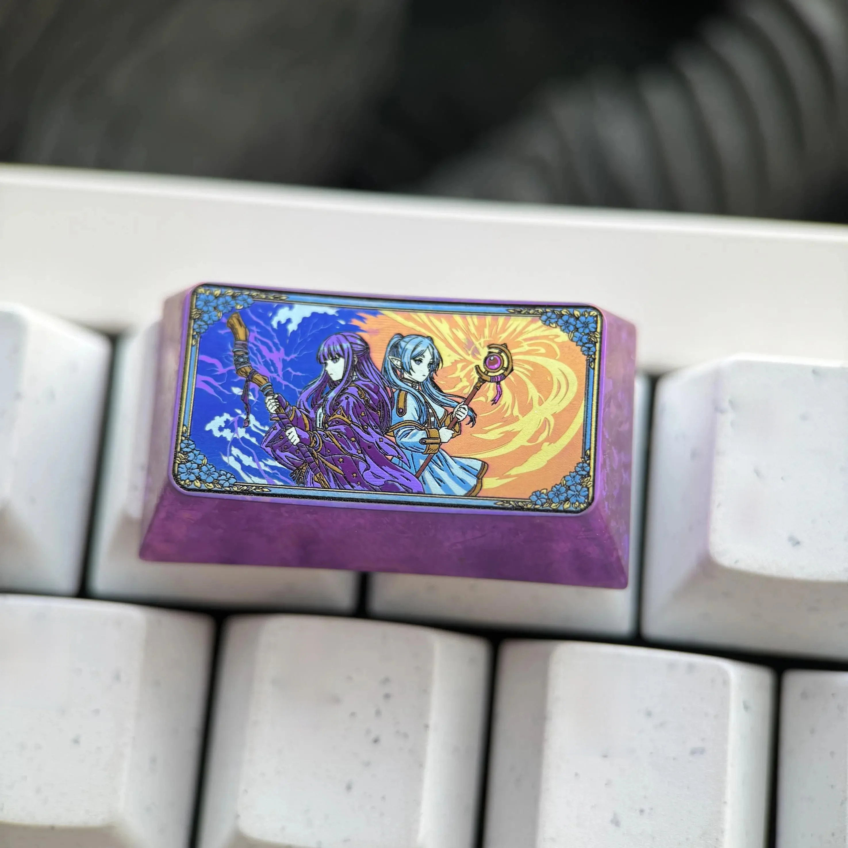 カラフルなチタン合金キートップ【アニメデザイン・大文字タイプ】：かわいいBluetoothキーボードの実用性とデザインのバランス