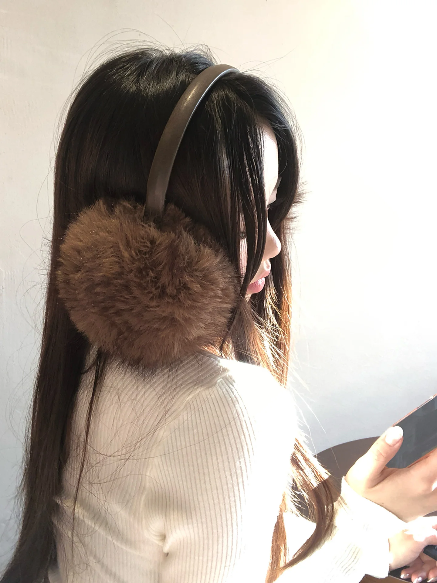 ブラウンのファー耳あて：冬用防寒機能と女性向け着用感の実証