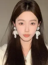 華やかな花とフリンジデザインのイヤリング【ティアード・特別デザイン・ブライダル用】