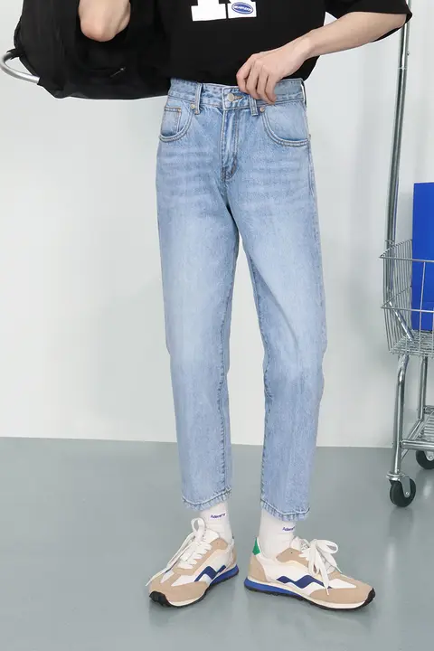 ヴィンテージ風ウォッシュ加工のシンプルなライトカラーの九分丈デニムパンツ【ストレートフィット・カジュアル】