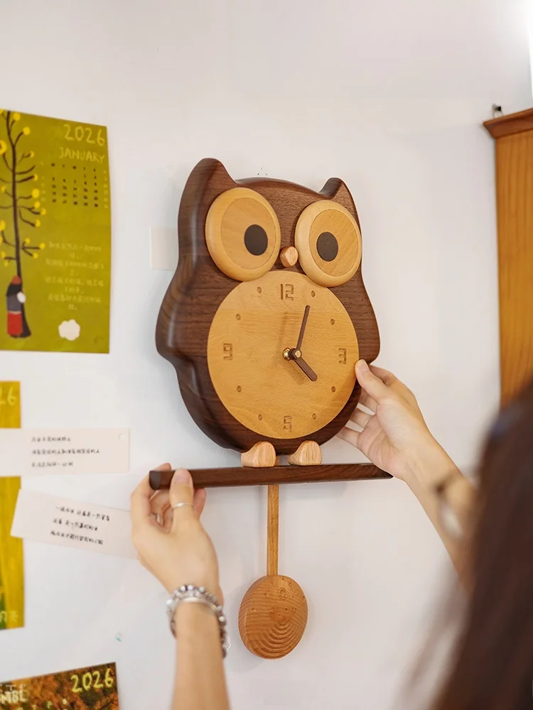 可愛らしいフクロウの壁掛け時計：静音・無垢材製でリビングや子供部屋に最適なデザイン