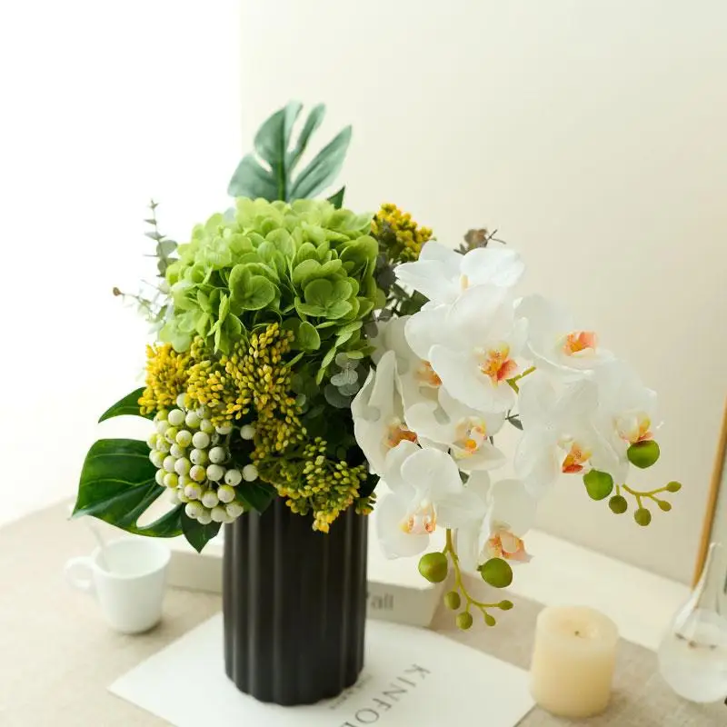 高級感あふれる北欧スタイルの造花・フェイクグリーン：シェードガーデンやインテリアに最適な装飾品
