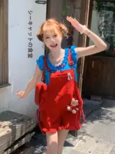 夏にぴったりのブルー半袖とレッドサロペットのコーディネート（セットアップ対応）