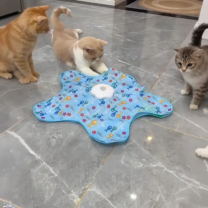 猫のための狩猟マット 電動おもちゃ 自動回転ペットおもちゃ【遊び心満載・隠れ家付き】