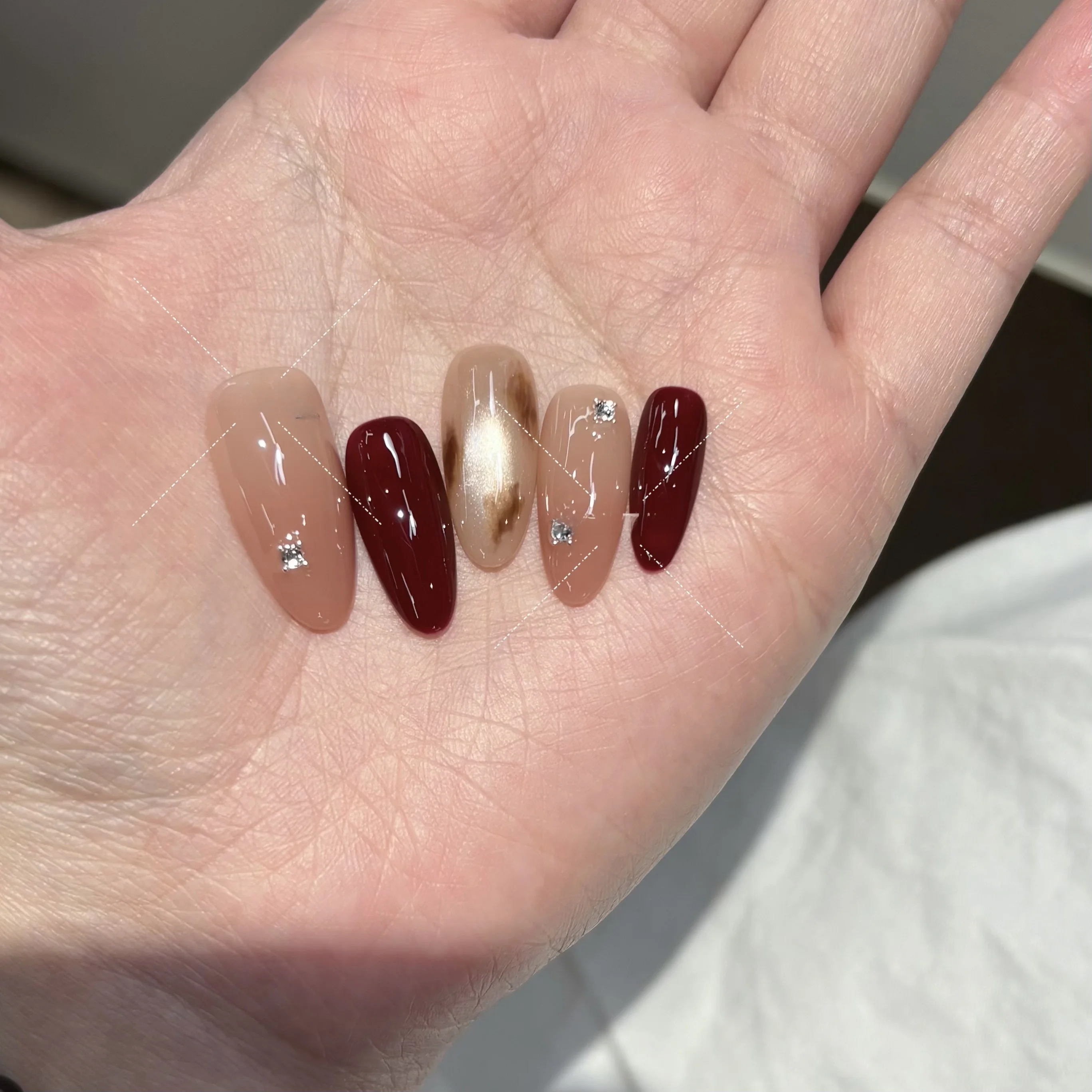 モードネイルとは？その魅力と、今人気のベリー酒紅色ハンドペイントネイルが選ばれる理由は？