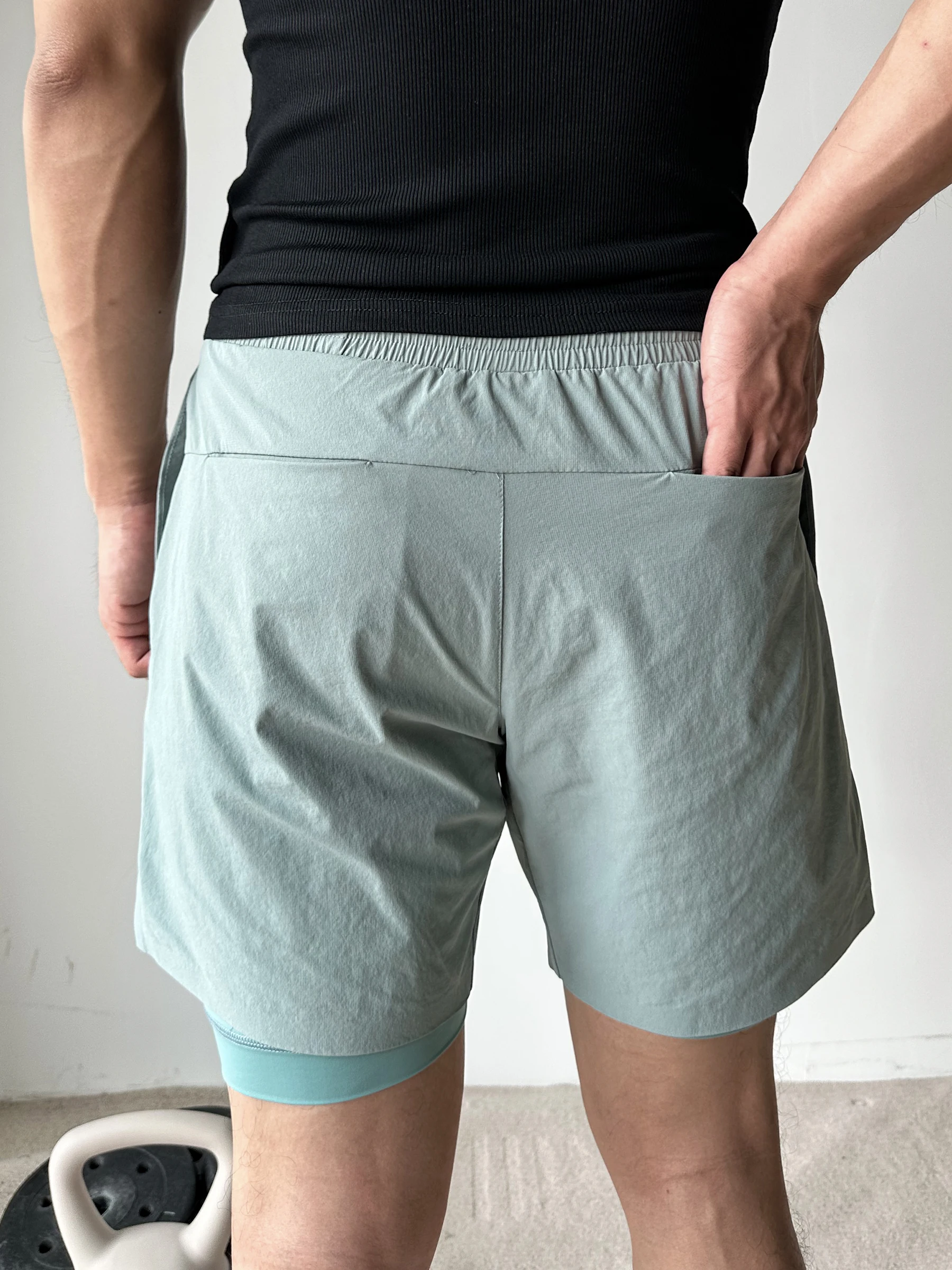 二重構造のスポーツショートパンツ：速乾性とアメリカンバスケットボールスタイルの実用性