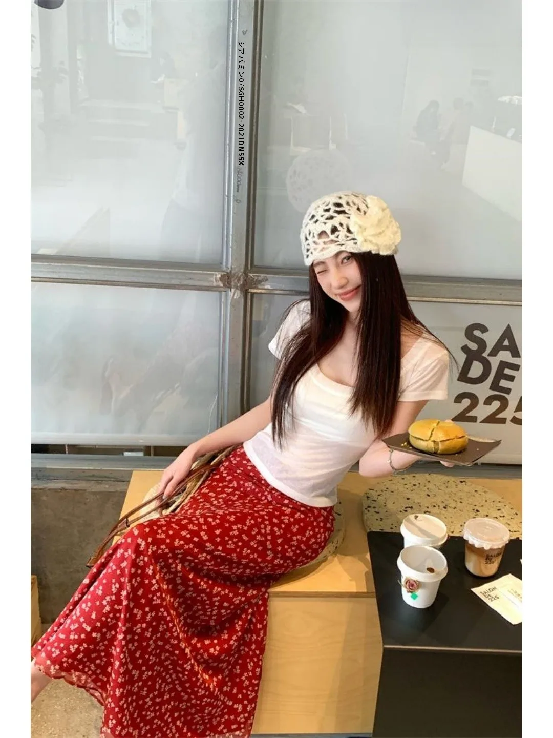 デザイン性のある白いショルダー短袖Tシャツとレトロフラワースカートのコーディネートとは