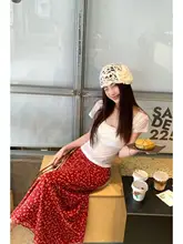 デザイン性のある白いショルダー短 袖Tシャツ【レトロな赤いフラワープリントスカートとコーディネート】（セットアップ対応）