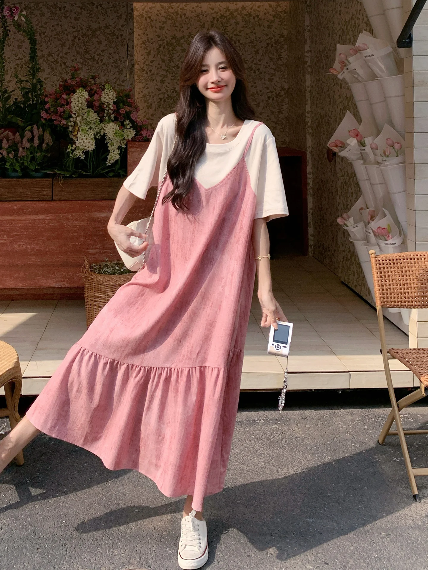ピンクコーデ 夏 オシャレ：レイヤードワンピースでカジュアルな日常を実現