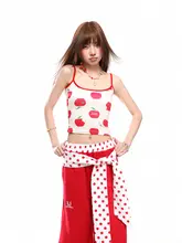 リンゴプリントのレトロY2Kスタイル タンクトップ【女性用・夏用・スリムフィット・ノースリーブ】