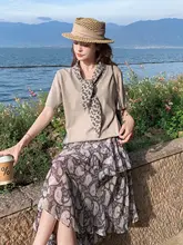 レトロデザインの短袖Tシャツと不規則なプリントのスカート【夏用・女性・カジュアル】（セットアップ対応）