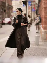 コーヒーカラーの高級感あるトレンチコート【レディース・ゆったり・通勤用】