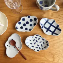 手描き雲デザインの陶器小皿【スイーツ用・醤油皿・スプーントレー】