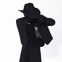 デザイン性の高い金属ブローチ付きショートジャケット【ブラック】