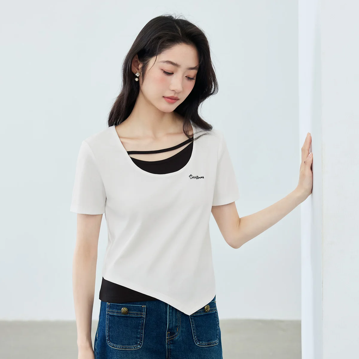 デザイン性のあるバイカラーTシャツ2点セットで実現するレディース重ね着コーデ