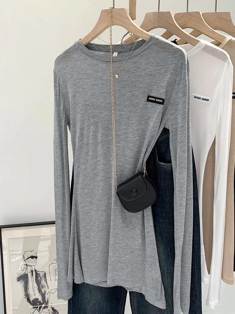 白Tシャツを重ね着に活かすには？韓風の透け感が魅力のレディーストップスが今、注目されています